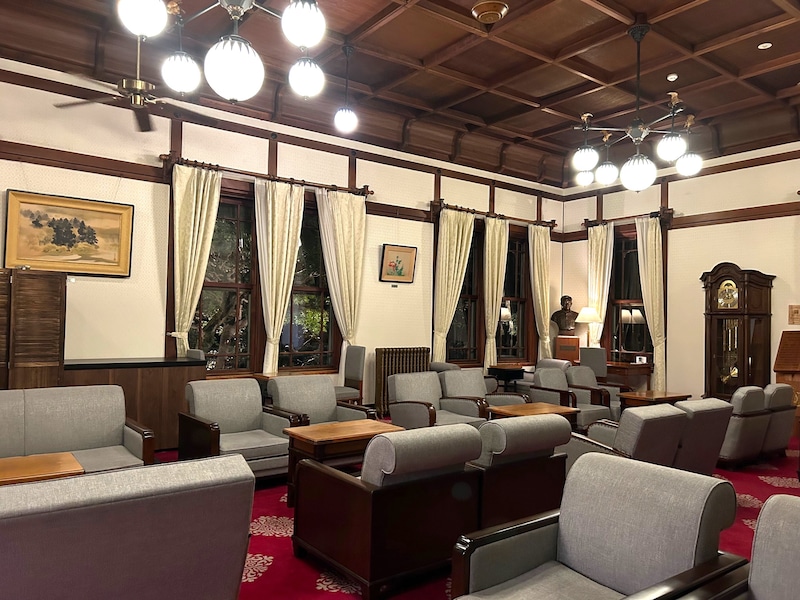 本館ロビー「桜の間」