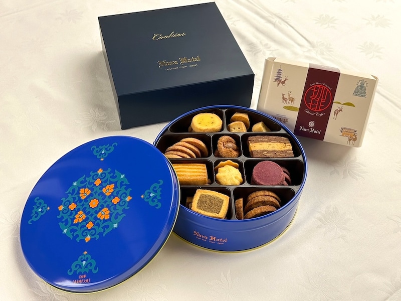 オリジナルのクッキー缶とコーヒー