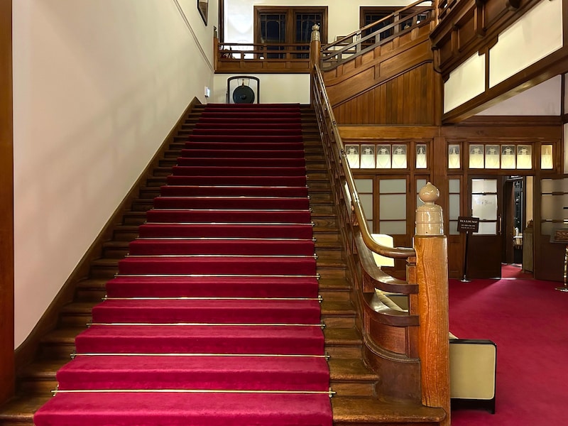 赤絨毯の敷かれた階段