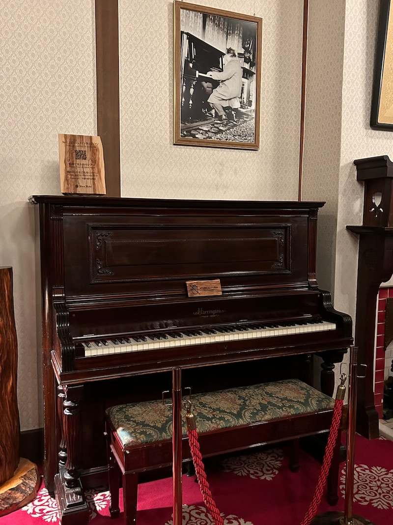 本館ロビー「桜の間」に置かれたピアノ