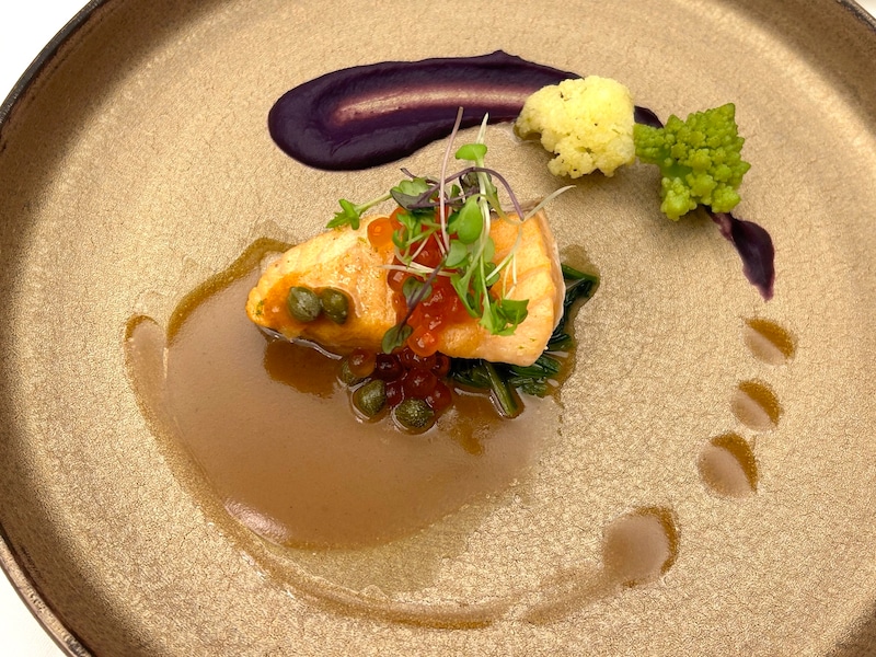 メインダイニングルーム「三笠」のディナーコース「春日~KASUGA~」の魚料理