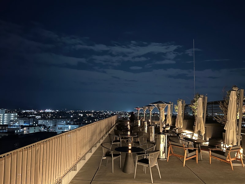 夜のルーフトップテラス