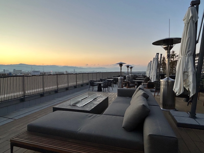日の出時刻のルーフトップテラス