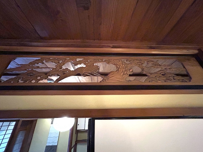 客室には年代ものの欄間が飾られている