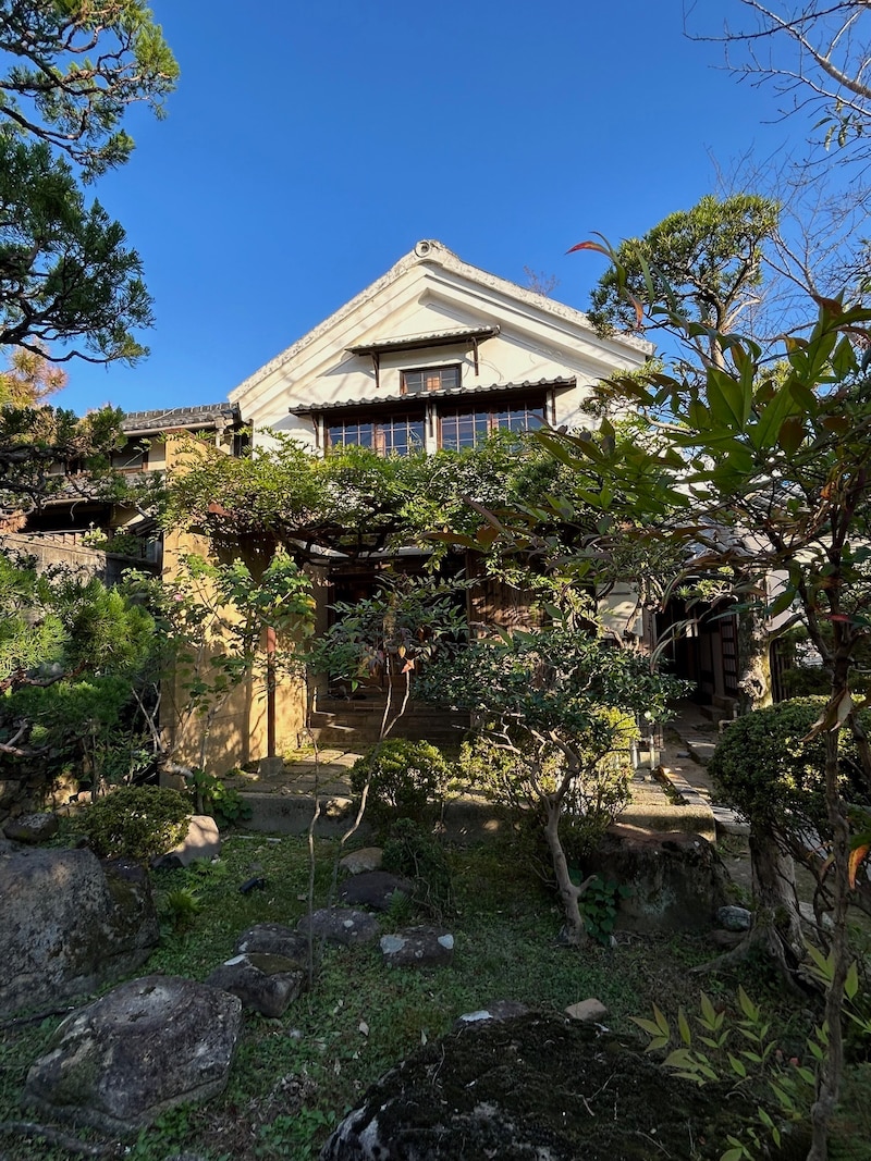中庭に面した蔵造りの建物