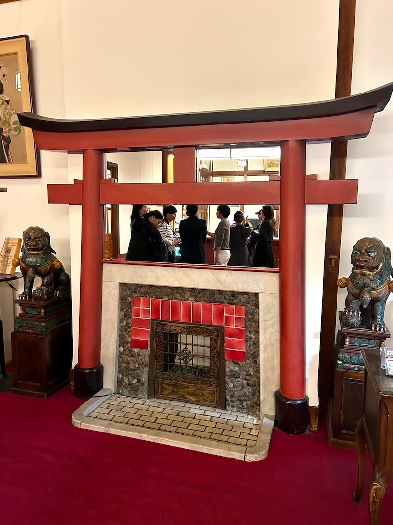 鳥居をあしらった暖炉