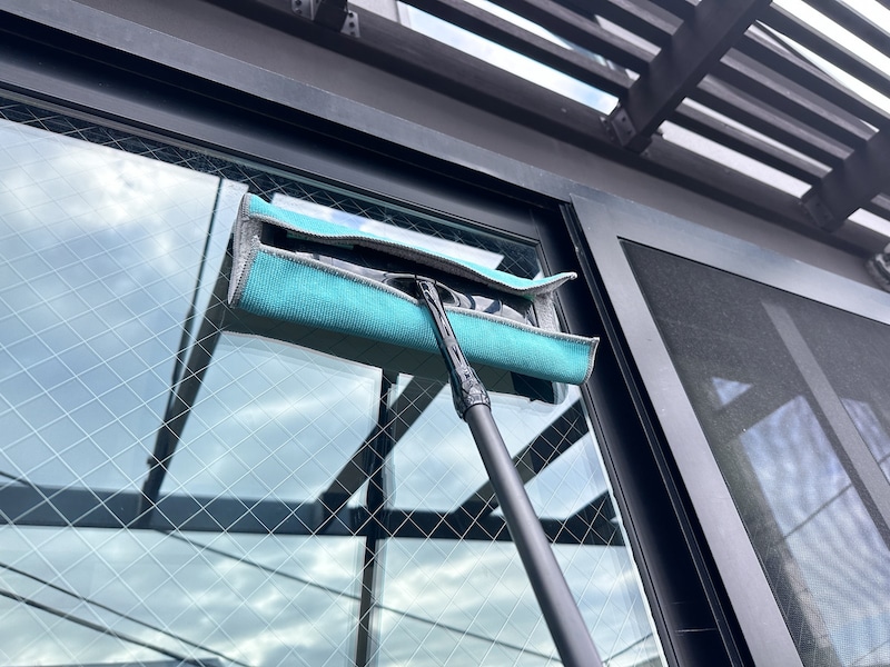 フローリングワイパーに取り付けると高い位置も掃除できる