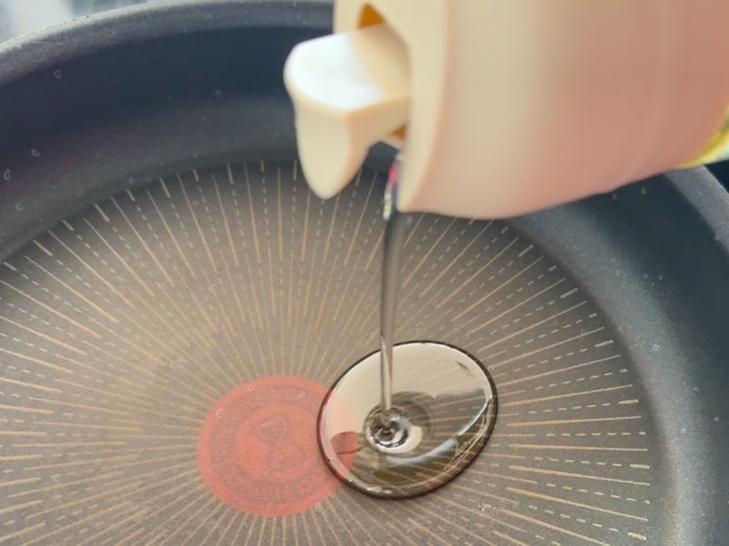 傾ける角度でオイルの量を調整できる