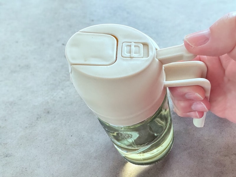 バーを下げるとオイルがミスト状で出てくる