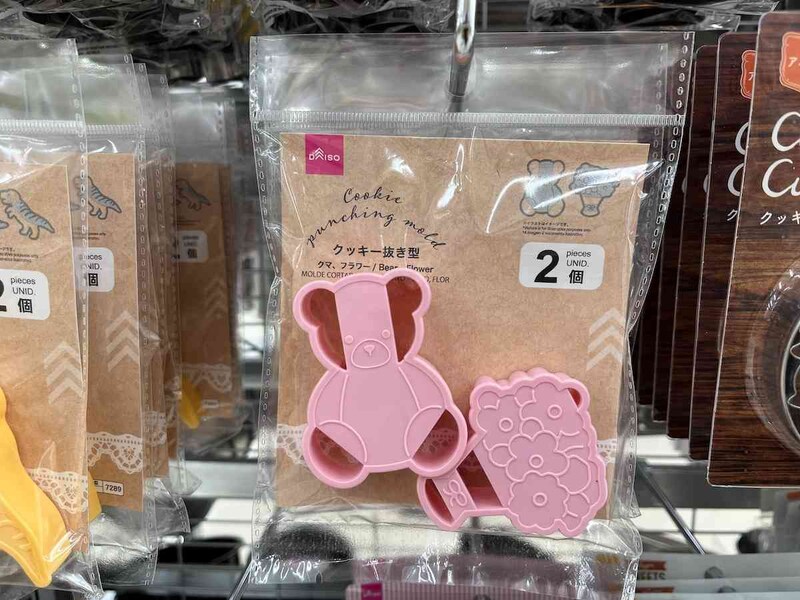 ダイソーの「クッキー抜き型（クマ、フラワー）」
