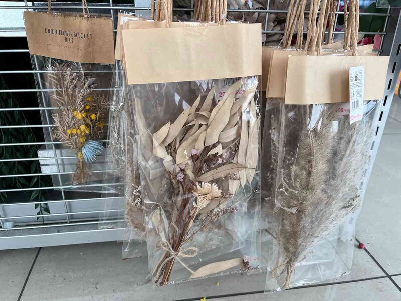 ダイソーの「ドライフラワーブーケ」のシリーズ