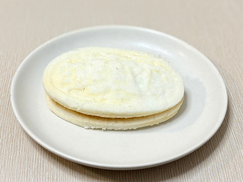 中身の色はいったい何色なのか、半分に切ってみると……