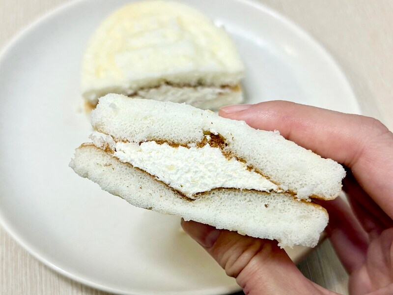 ワッフル生地もクリームも白い!