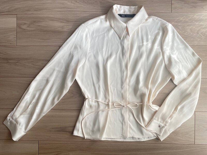 ウエストマークの細い紐がスタイルアップして見えるポイントです