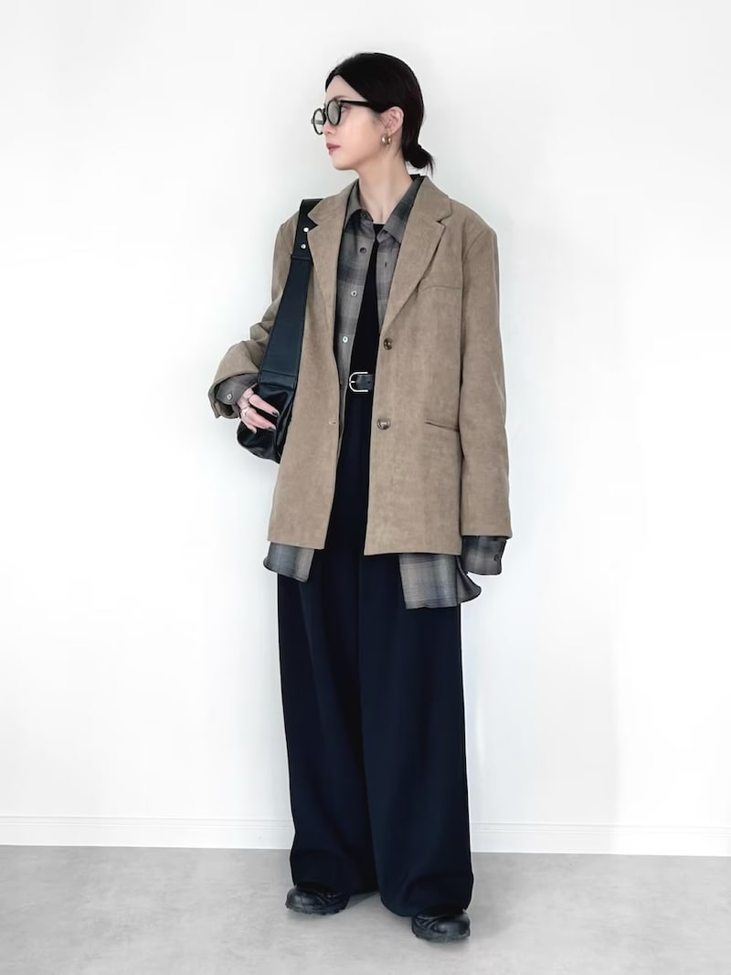 かっちりしやすいテーラードジャケットもオーバーサイズなら抜け感アップ　出典：WEAR