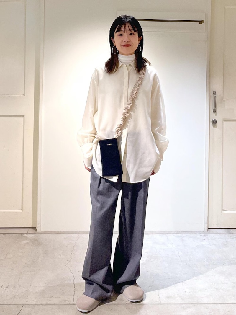 透け感のある白のシアーシャツには、インナーをレイヤードして 出典:WEAR