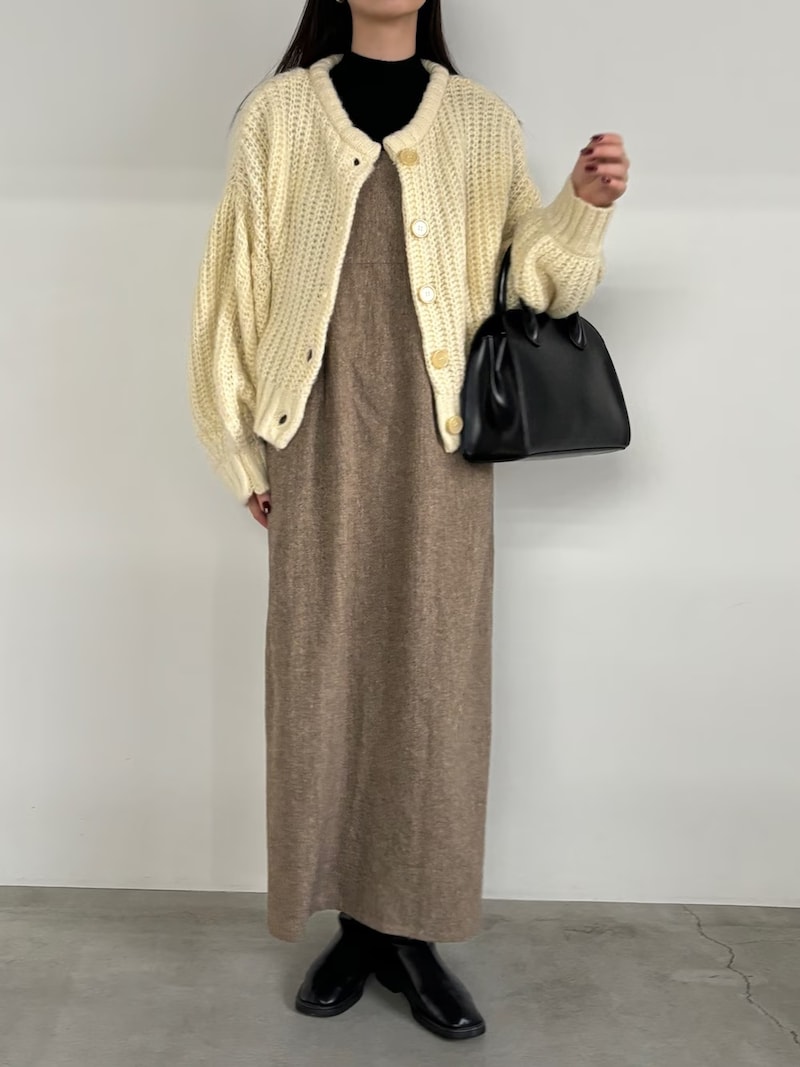 マイルドなブラウンカラーは淡いパステルイエローとも相性よし 出典:WEAR