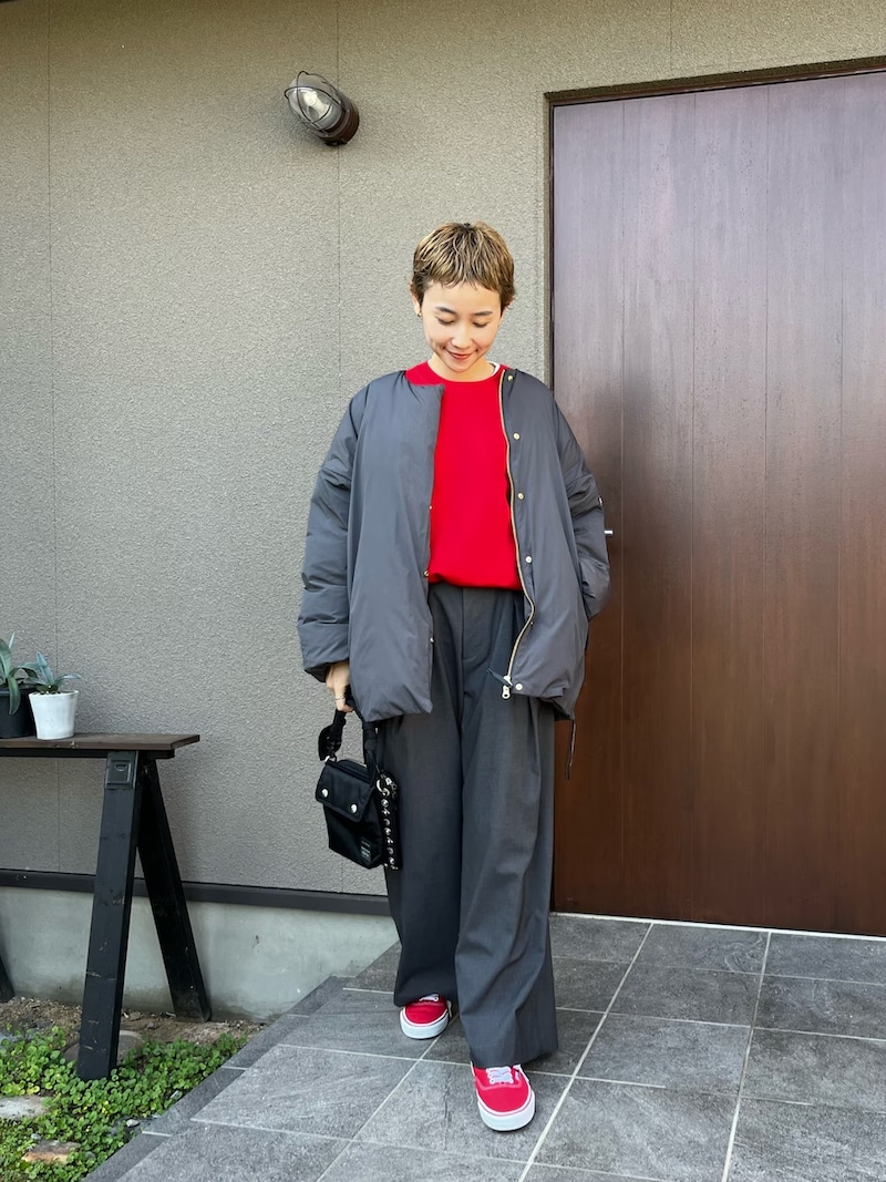 【OKコーデ】インナーのトップスと、シューズに赤を取り入れておしゃれ度アップ 出典:WEAR