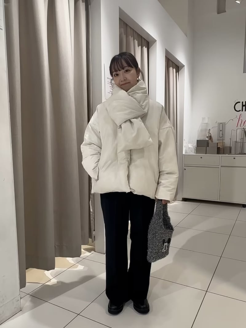 首までしっかりあたたかいアウターに、ミッキーバッグをアクセントに合わせて 出典:WEAR