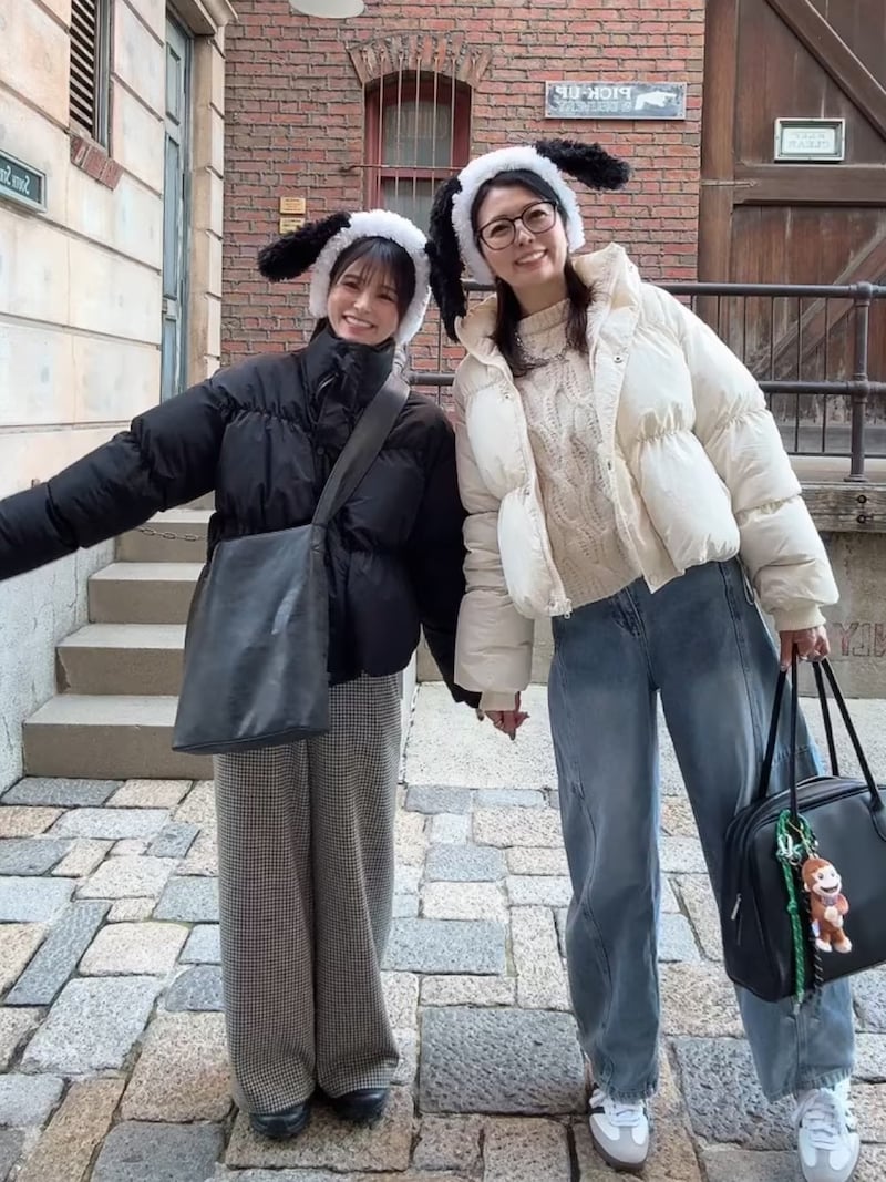 スヌーピーのかぶりものにもマッチするベーシックカラーのコーデなら大人も取り入れやすい! 出典:WEAR