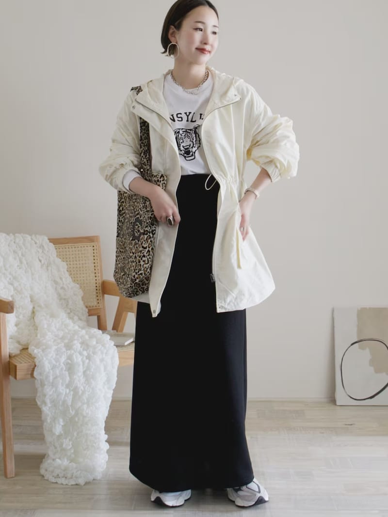 軽い雨や風からも守ってくれるマウンテンパーカーがあると便利 出典:WEAR