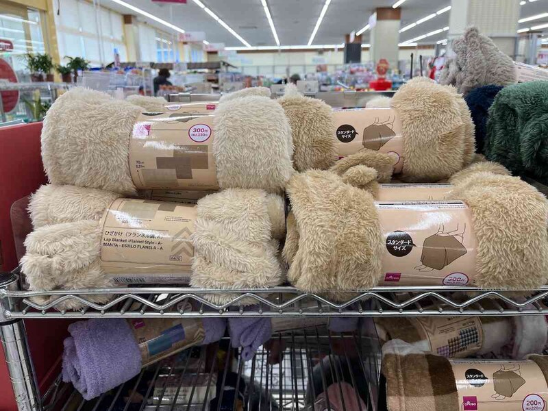 ダイソーの「ひざかけ（フランネル調、A）」