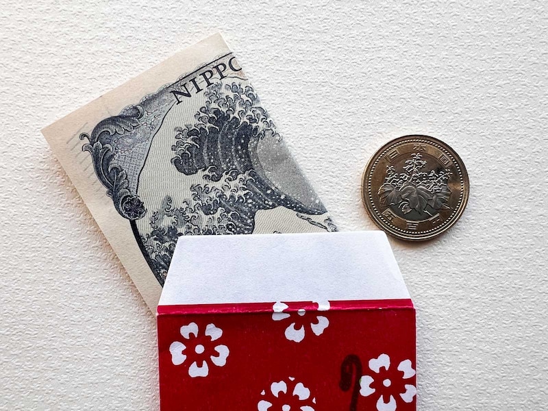 紙幣も硬貨も、表裏や天地に注意して入れます