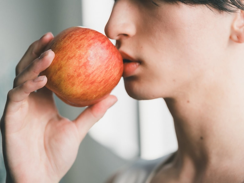 【恋愛心理テスト】禁断のおいしい果物を食べてはいけない理由で分かる「ギルティーな恋成就度」