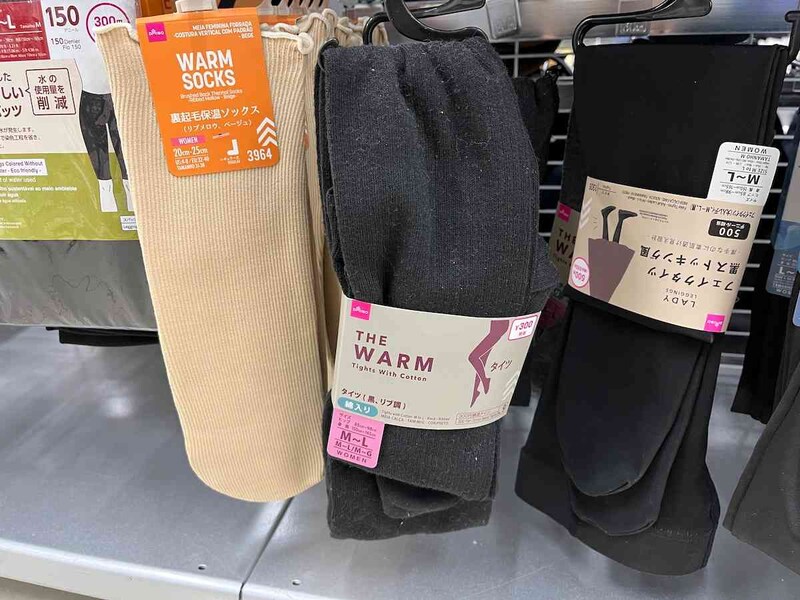 ダイソーの「綿入りタイツ（M-L、黒、リブ調）」