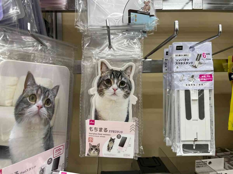 ダイソーの「スマホスタンド（もちまる）」