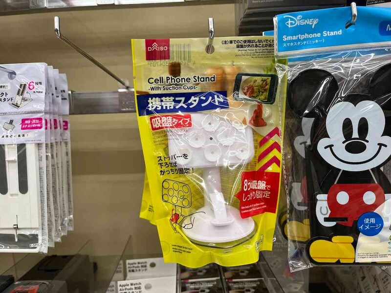 ダイソーの「携帯スタンド吸盤タイプ」
