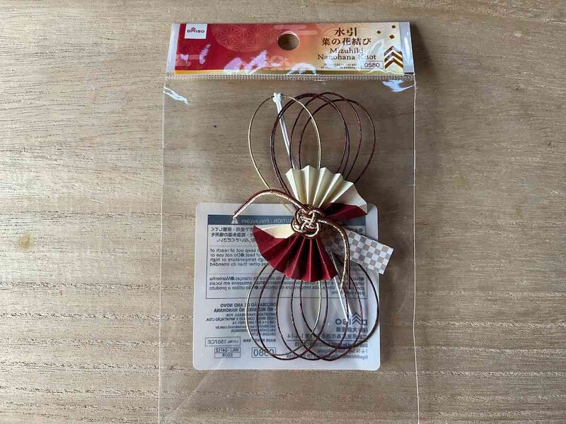 ダイソーの「正月飾り（水引、菜の花結び）」