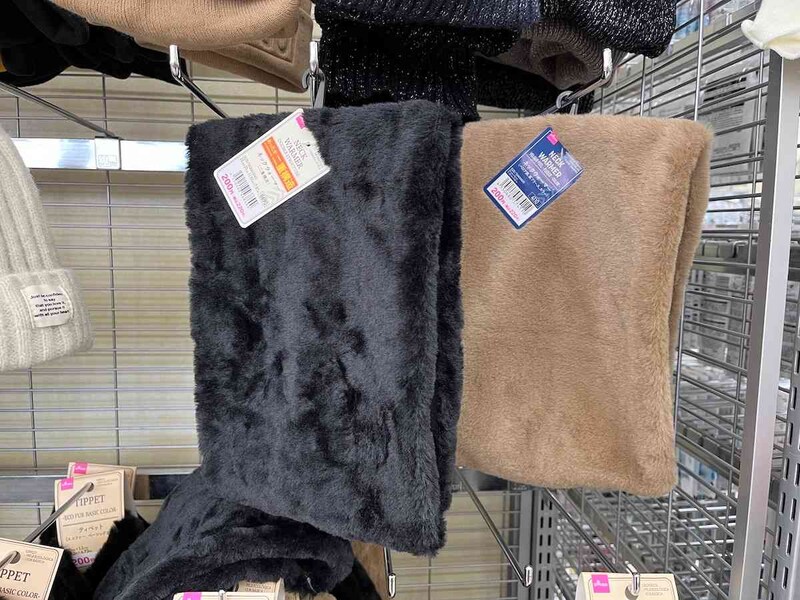 ダイソーの「ネックウォーマー（二重構造）」（左）、「ネックウォーマー（ベロア調、裏フリース、カラー）」（右）