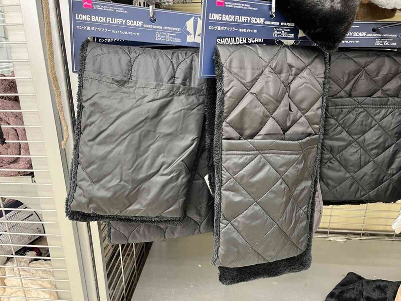 ダイソーの「ロング裏ボアマフラー（ひょうたん柄、ポケット付）」（左）、「ロング裏ボアマフラー（格子柄、ポケット付）」（右）