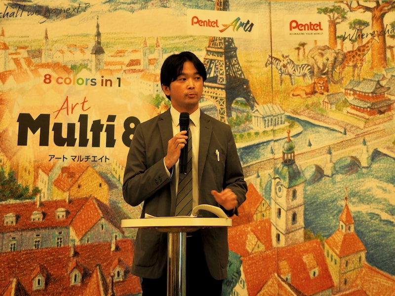 商品の説明をする、ぺんてる株式会社製品戦略本部の小中真哉さん
