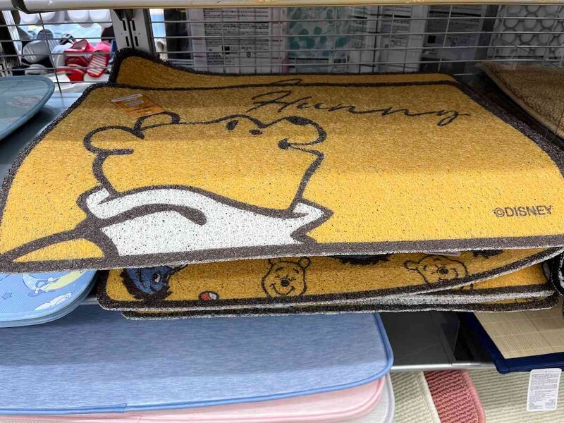 ダイソーの「PVCマット、40cm×60cm（くまのプーさん）」
