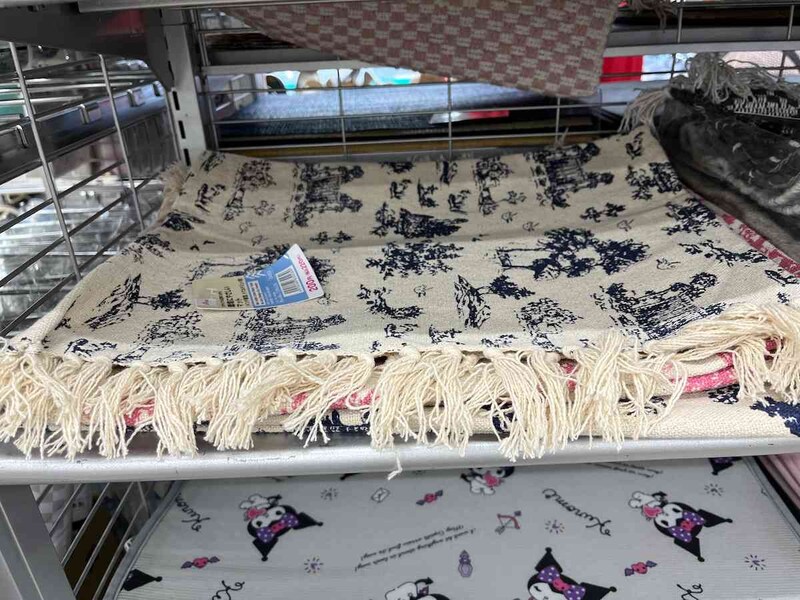 ダイソーの「マット（インド綿混、トワルドジュイ柄）」