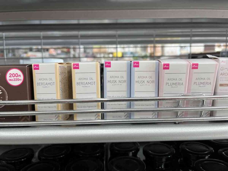 ダイソーの「アロマオイル（ベルガモット／ムスクノアール／プルメリア）」