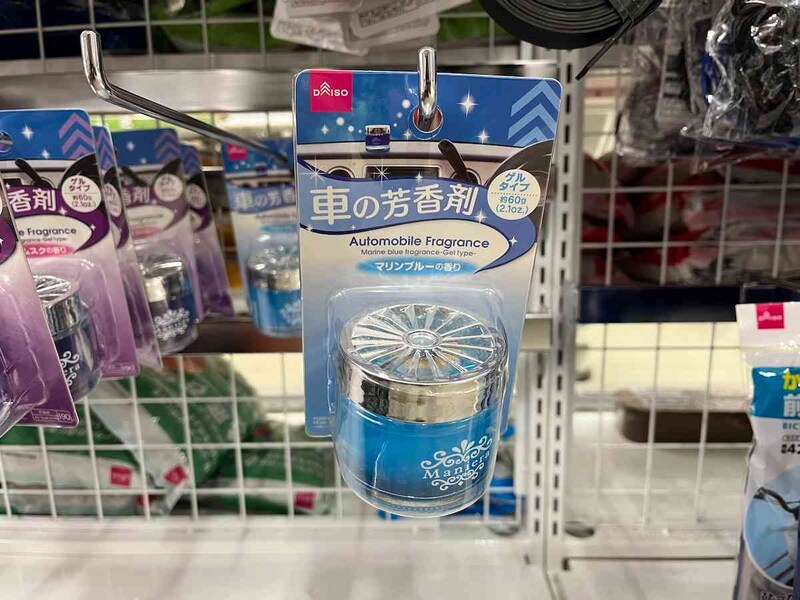 ダイソーの「車の芳香剤（ゲルタイプ、約60ｇ、マリンブルーの香り）」