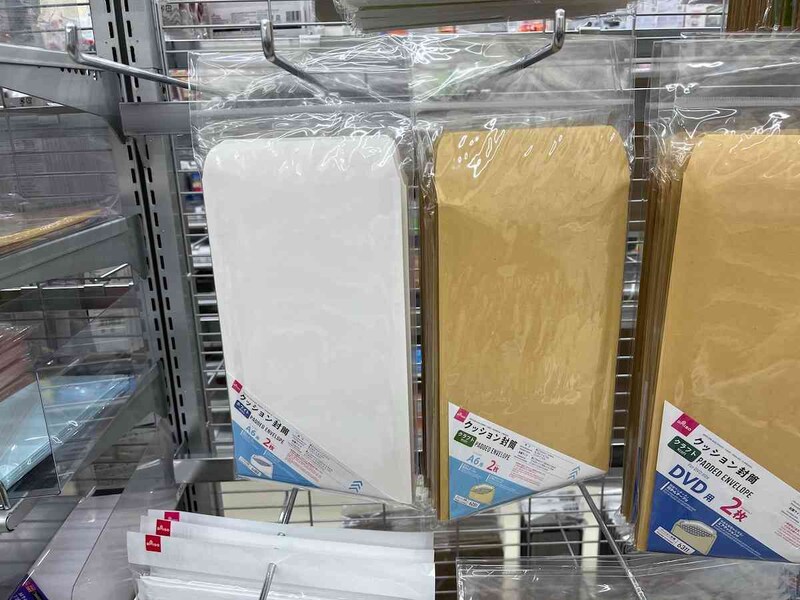 ダイソーの「クッション封筒（ホワイト、A6用、2枚）」