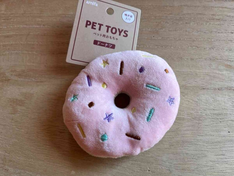 セリアの「ペット用おもちゃ ドーナツ」