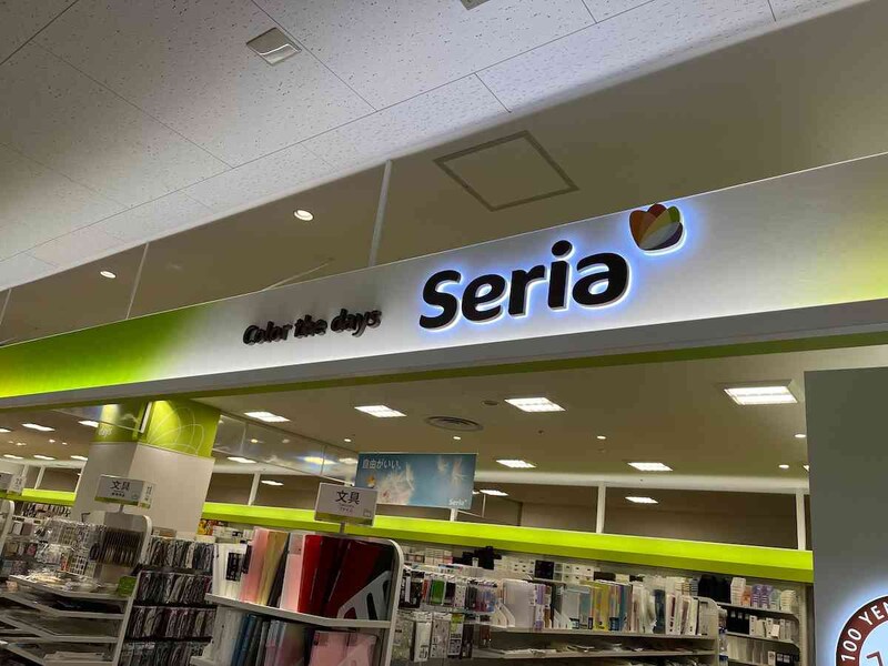 セリアの「スマホホルダー」は車用から室内用まである！