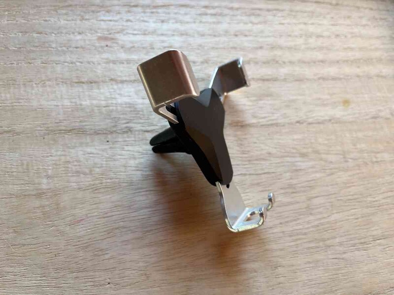 セリアの「車載スマホホルダー スライドロック式」はエアコンにつけて使う