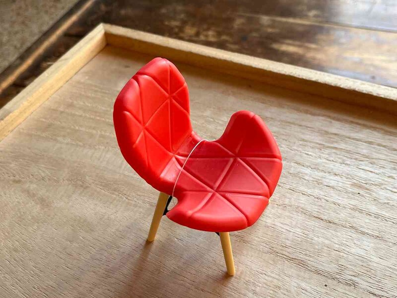 セリアの「スマホスタンド　チェア型」