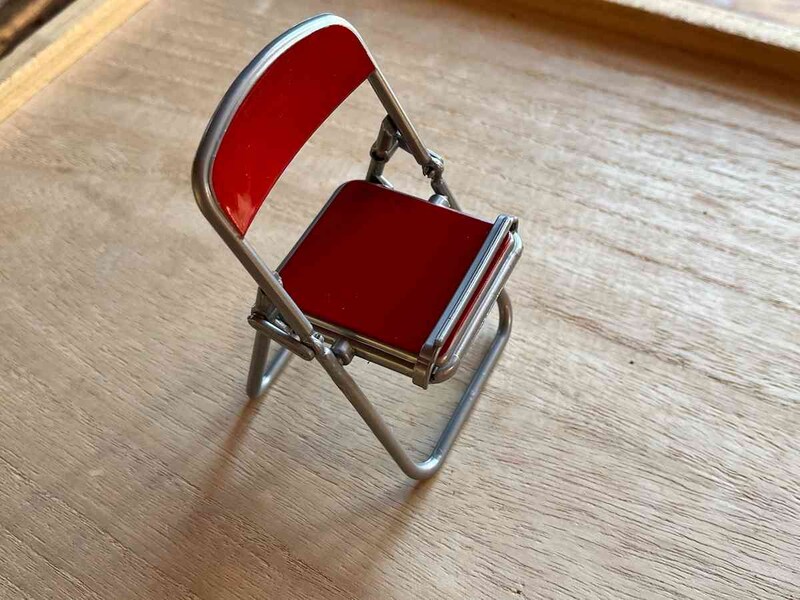 セリアの「折りたたみパイプ椅子型スマホスタンドカラー」の椅子にはストッパーあり