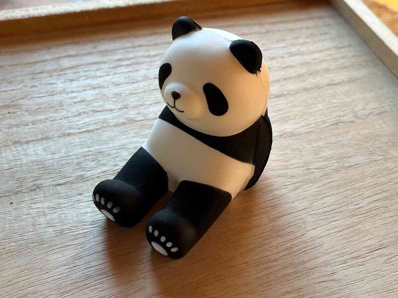 セリアの「どうぶつスマホスタンド パンダ」