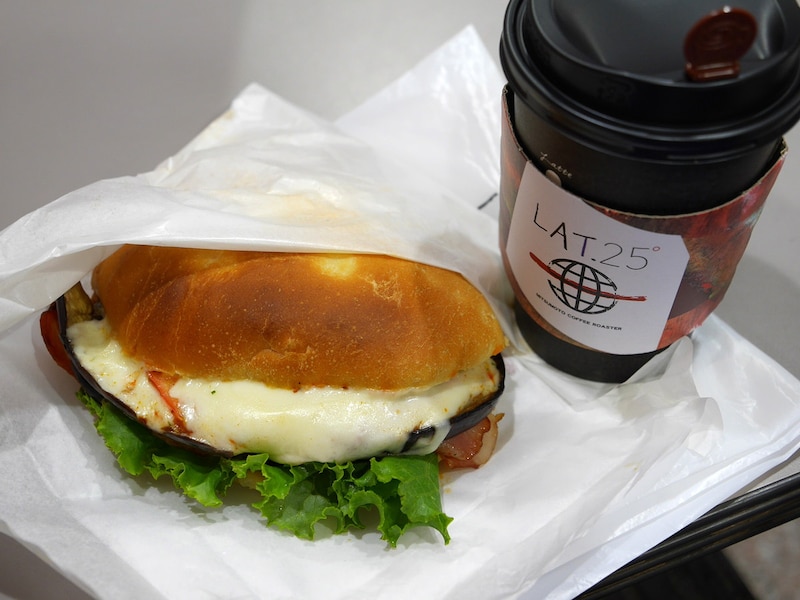 「焼き立てホットサンド(3種、税込734円)」とコーヒーを(筆者撮影)