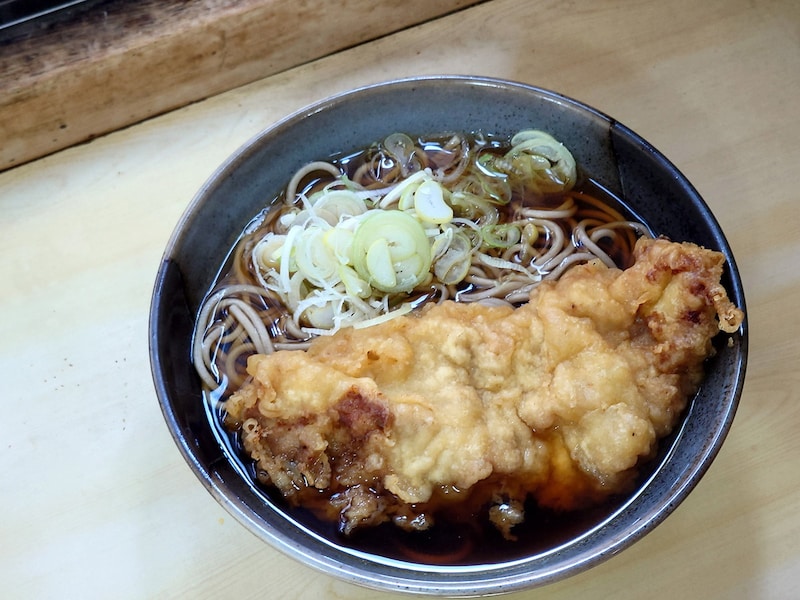 げんこつ鶏天そば(税込550円)