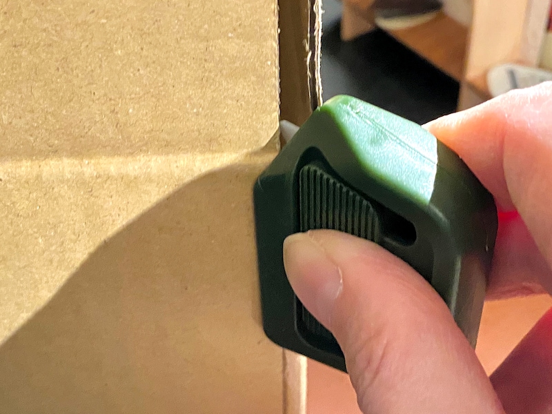 ボックスカッターで箱の角を切っているところ
