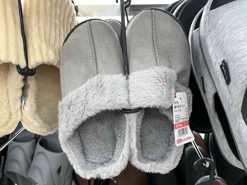 ダイソーの「外でも履けるスリッパ スウェード風」